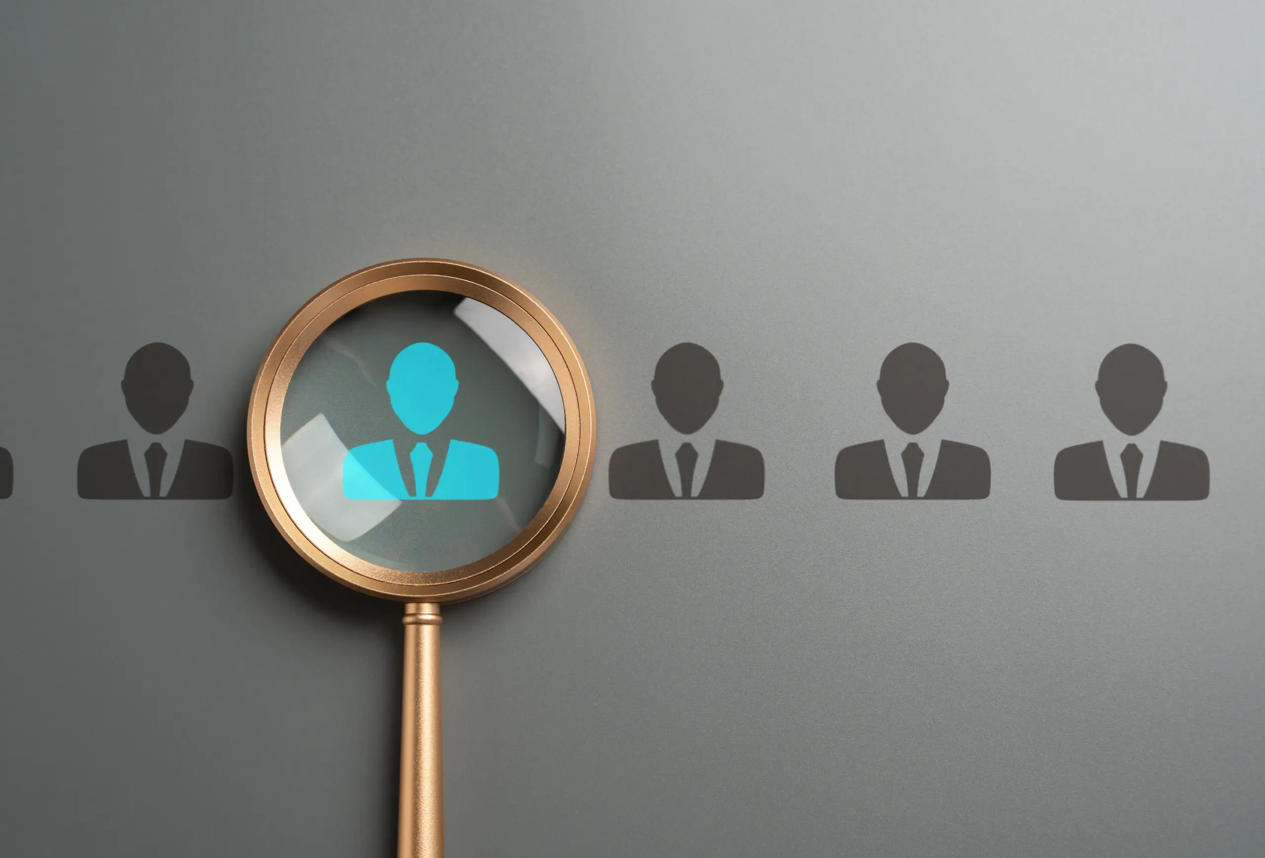 Lupe hebt eine einzelne Person aus einer Gruppe hervor und symbolisiert gezielte Lead-Auswahl. - Deutsch Marketing